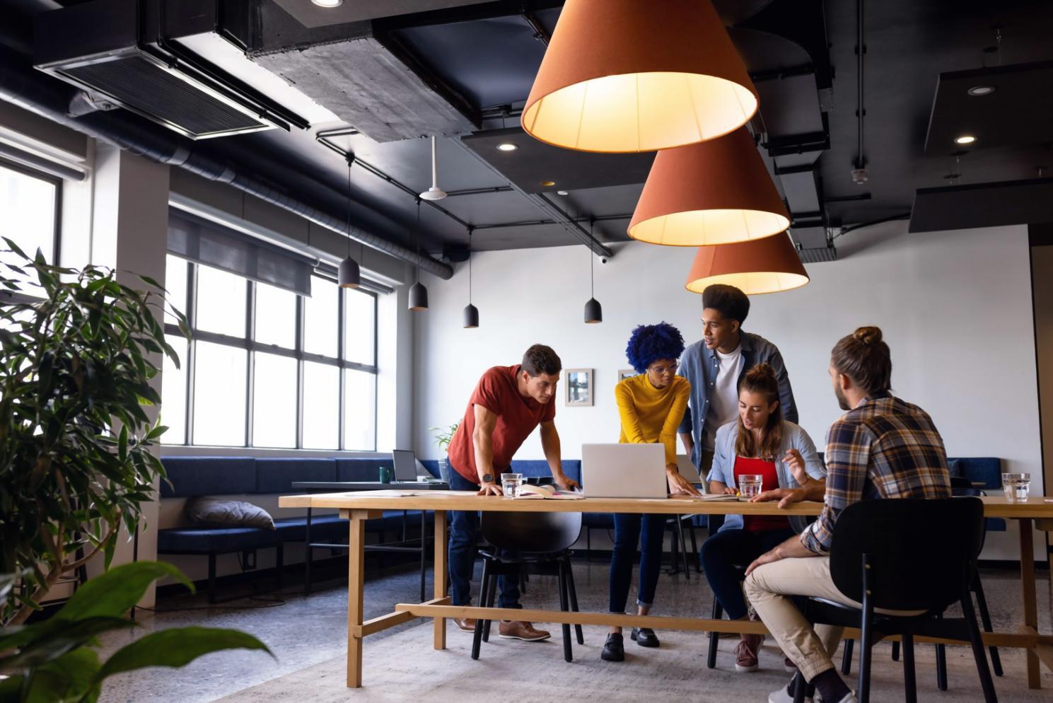 Persona gestionando finanzas personales con herramientas digitales