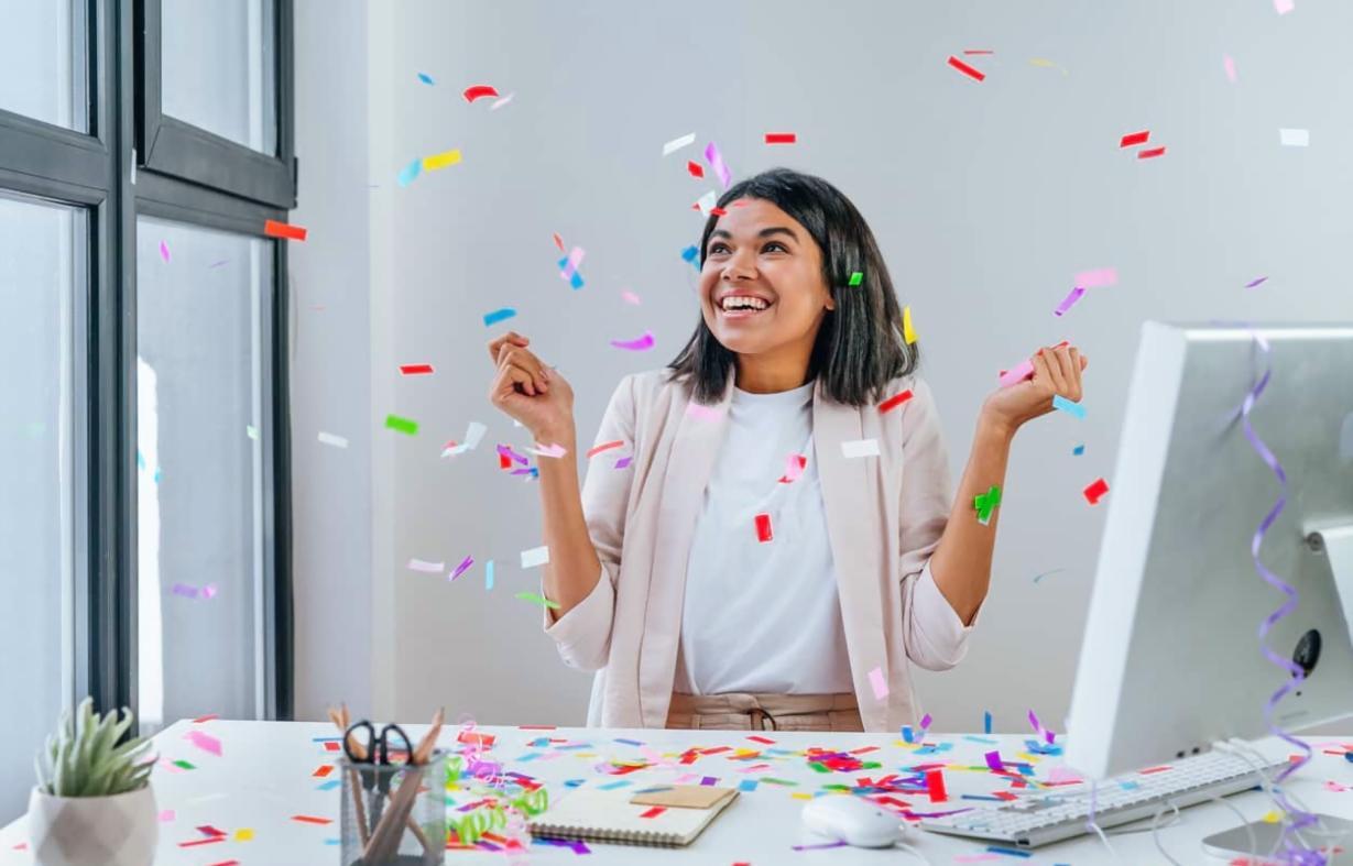 Persona participando en ejercicio de educación financiera