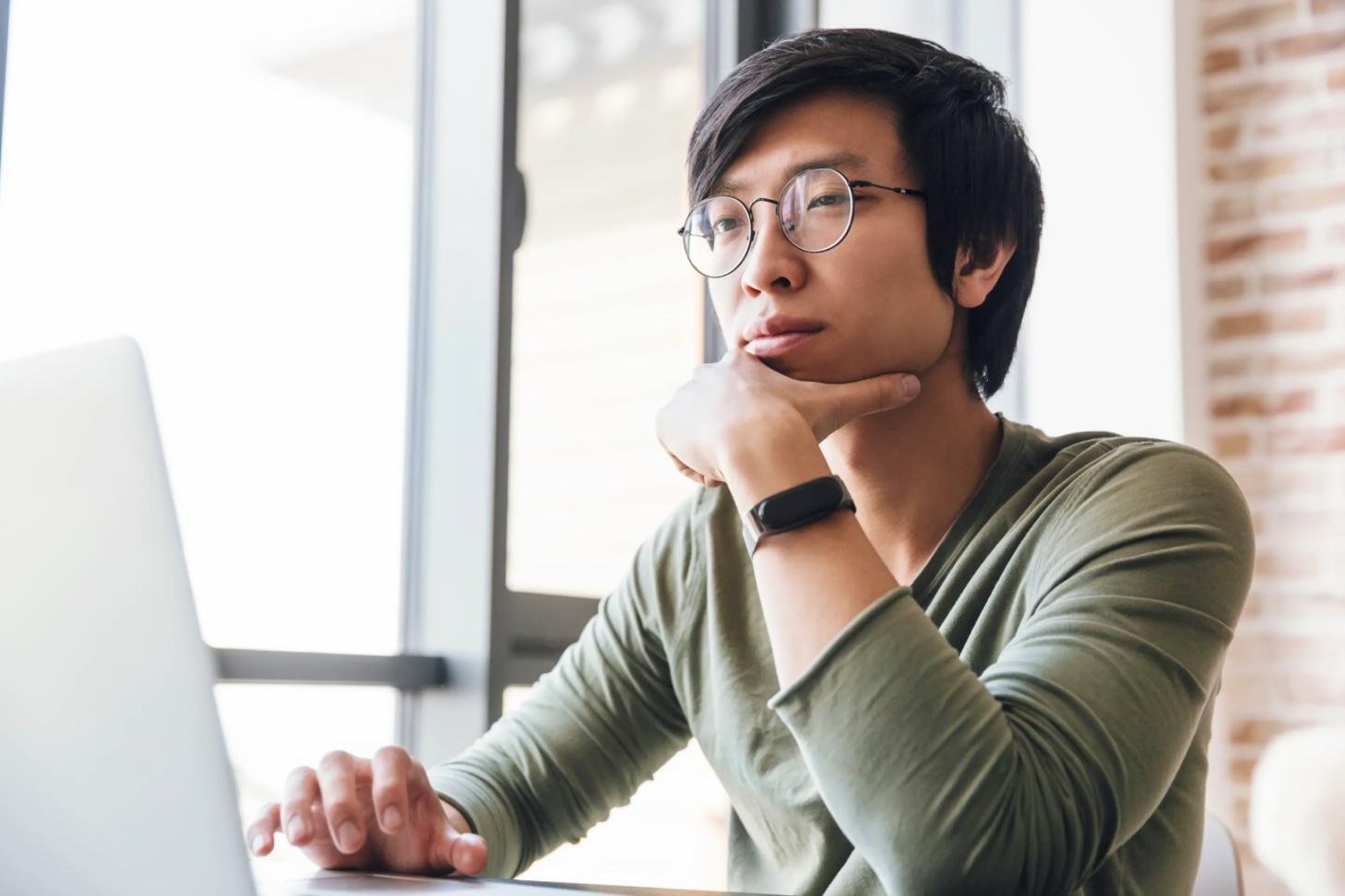 Estudiante utilizando la plataforma educativa de Sylorentia para aprender sobre finanzas personales