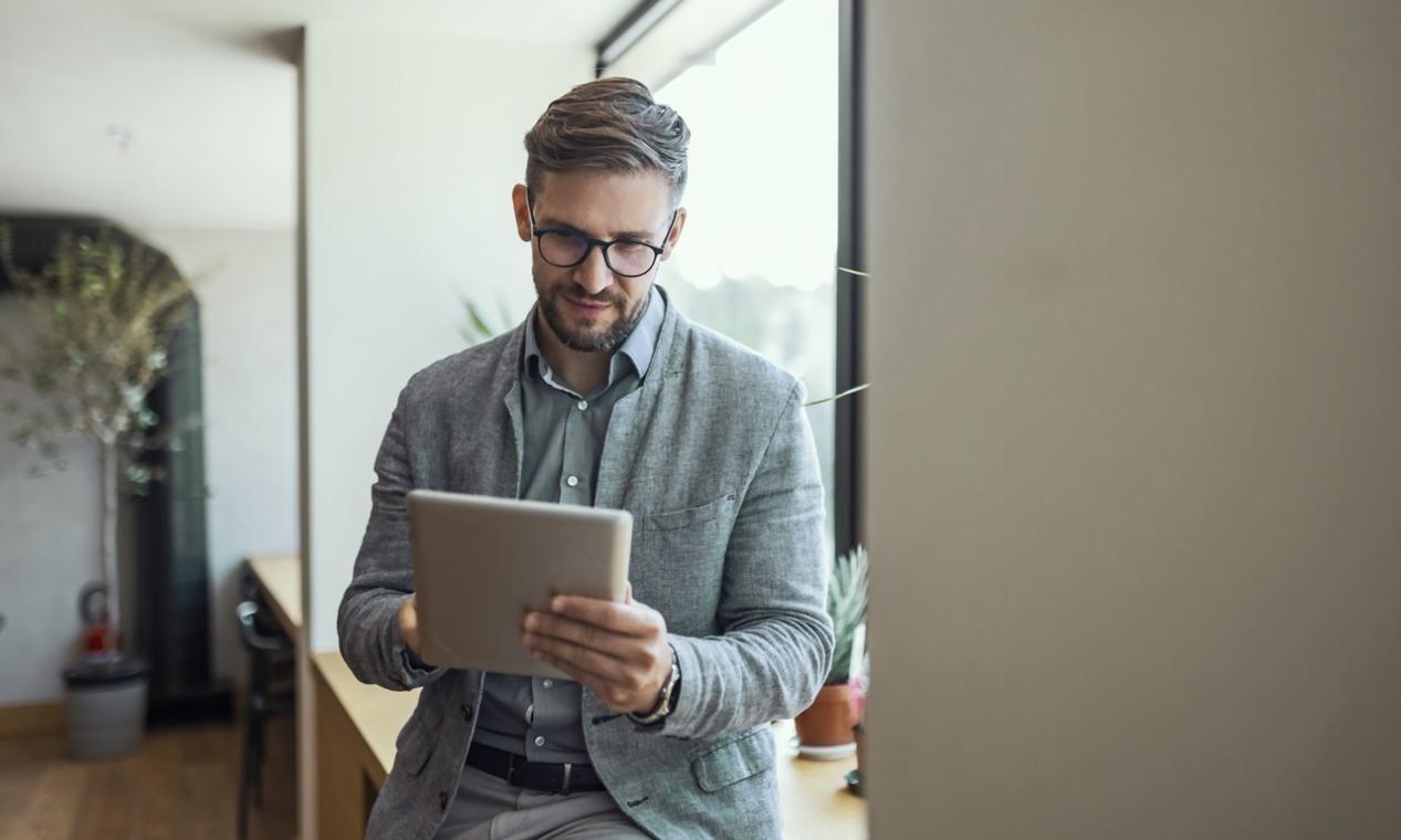 Sesión de capacitación financiera con materiales educativos